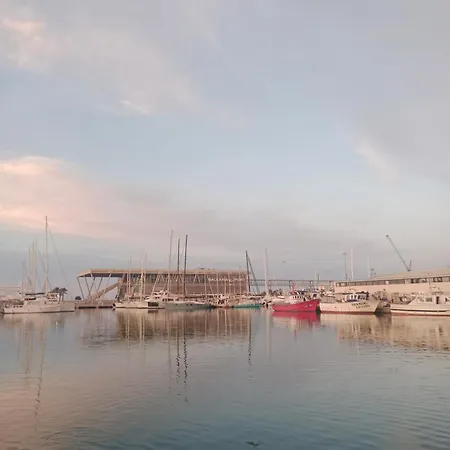 Comfortable Righ In Centre, Near & Port ,wifi