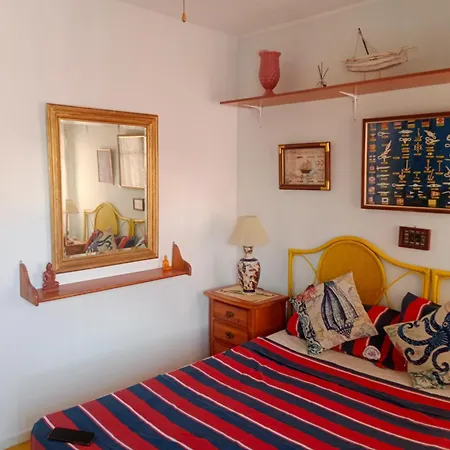 Comfortable Righ In Centre, Near & Port ,wifi